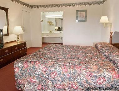 Super 8 Dahlonega Ga Hotel Room photo