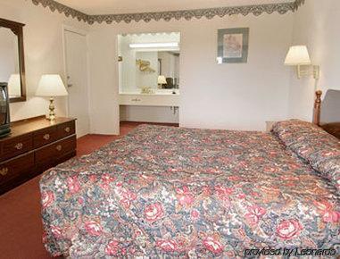 Super 8 Dahlonega Ga Hotel Room photo
